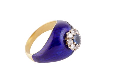 Lot 79 - A SAPPHIRE AND DIAMOND RING WITH ROYAL BLUE ENAMEL