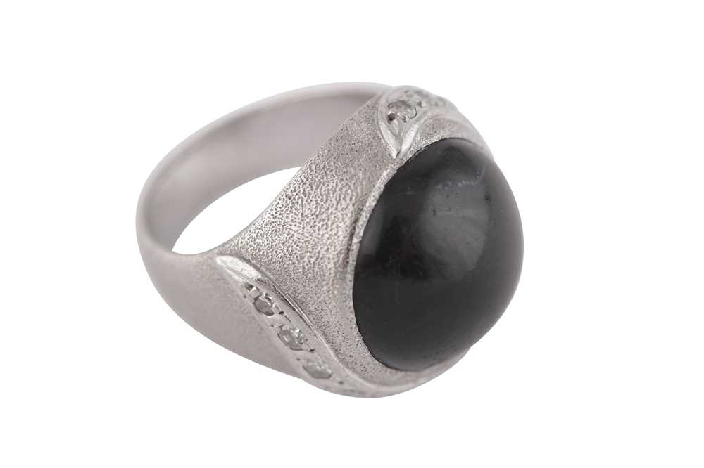 Lot 23 - A BLACK STONE AND DIAMOND RING