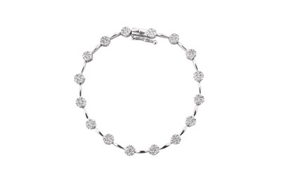 Lot 46 - A diamond flowerhead bracelet