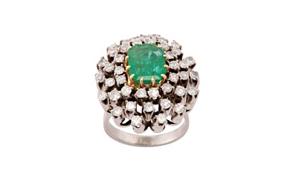 Lot 106 - An emerald and diamond cluster ring