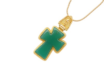 Lot 117 - A green chalcedony cross pendant necklace