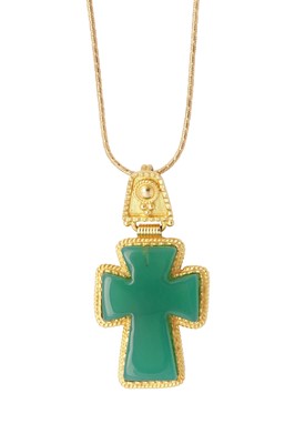 Lot 117 - A green chalcedony cross pendant necklace