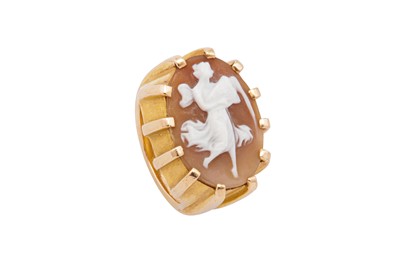 Lot 138 - A hardstone cameo ring
