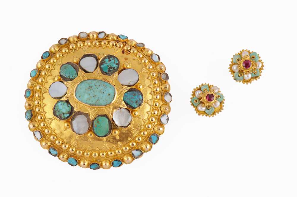 Lot 4 - A LARGE CIRCULAR BROOCH TOGETHER WITH A PAIR OF EARSTUDS