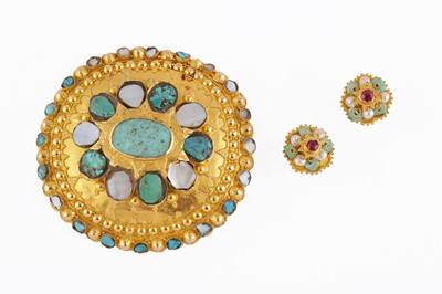Lot 4 - A LARGE CIRCULAR BROOCH TOGETHER WITH A PAIR OF EARSTUDS