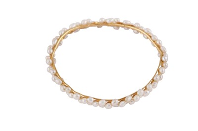 Lot 27 - A FRESHWATER CULTURED PEARL BANGLE