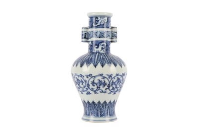 Lot 953 - A CHINESE BLUE AND WHITE ARROW VASE.