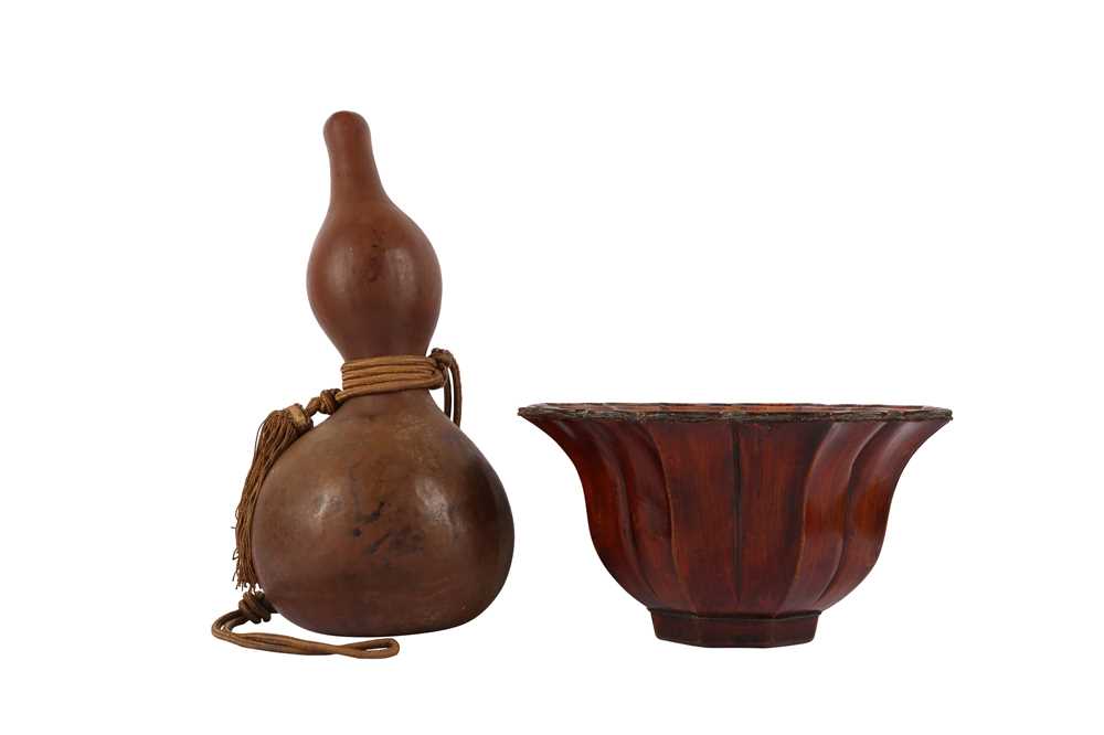 Lot 812 - A CHINESE DOUBLE GOURD BOTTLE AND LACQUERED WOOD JARDINERE.