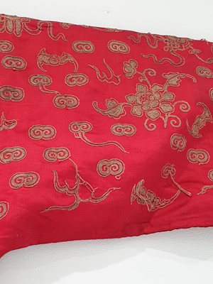 Lot 378 - A CHINESE RED-GROUND EMBROIDERED SILK 'DRAGON AND PHOENIX' JACKET.