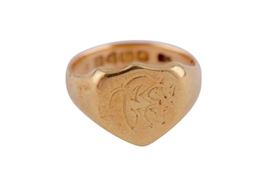 Lot 6 - A GOLD SIGNET RING