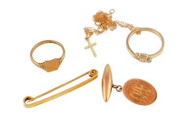 Lot 99 - A SMALL GROUP OF GOLD JEWELLERY