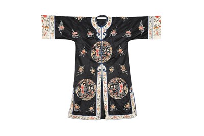 Lot 380 - A CHINESE BLACK-GROUND EMBROIDERED SILK ROBE.
