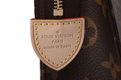 Lot 194 - Louis Vuitton Monogram Toiletry Pouch 19