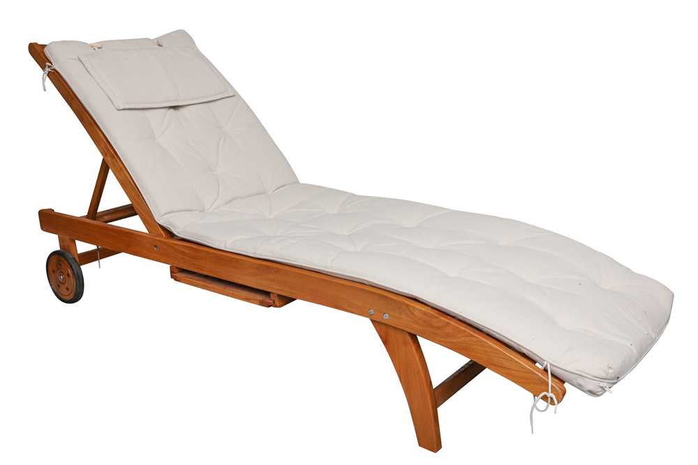 Lot 1003 - A CONTEMPORARY TEAK GARDEN DAYBED