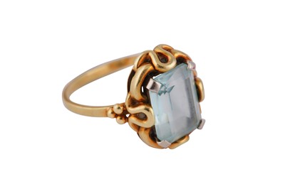 Lot 7 - A GOLD AND BLUE STONE RING