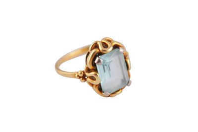 Lot 7 - A GOLD AND BLUE STONE RING