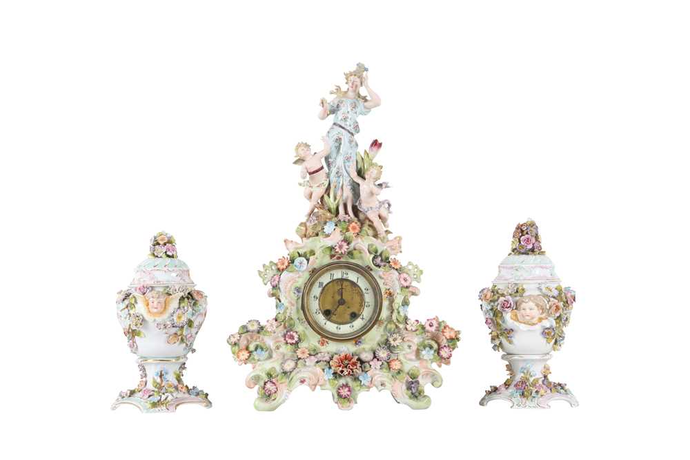 Lot 415 - A GERMAN PORCELAIN MANTEL CLOCK, EARLY 20TH CENTURY