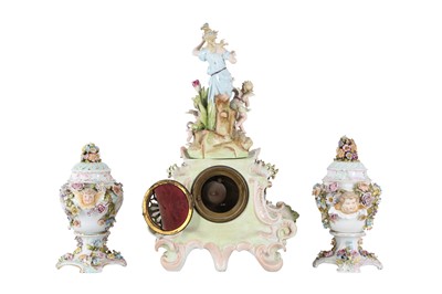 Lot 415 - A GERMAN PORCELAIN MANTEL CLOCK, EARLY 20TH CENTURY