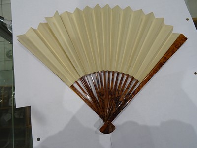 Lot 529 - A BONE FAN, 19TH CENTURY