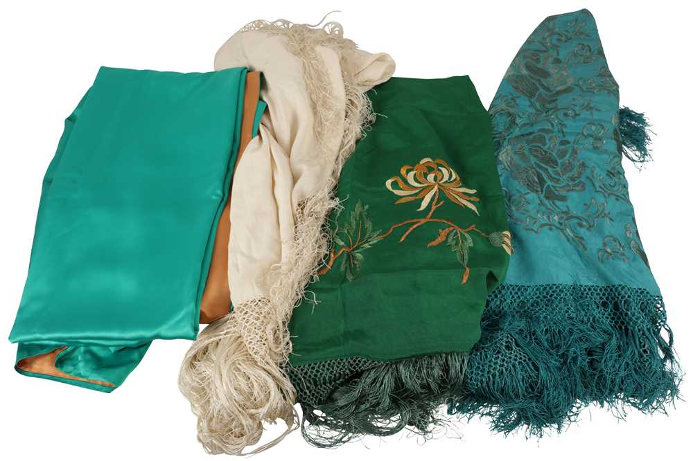 Lot 527 - A GREEN SATIN SILK STOLE