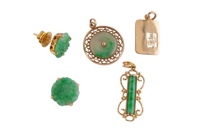 Lot 58 - A GROUP OF JADE AND GOLD JEWELLERY