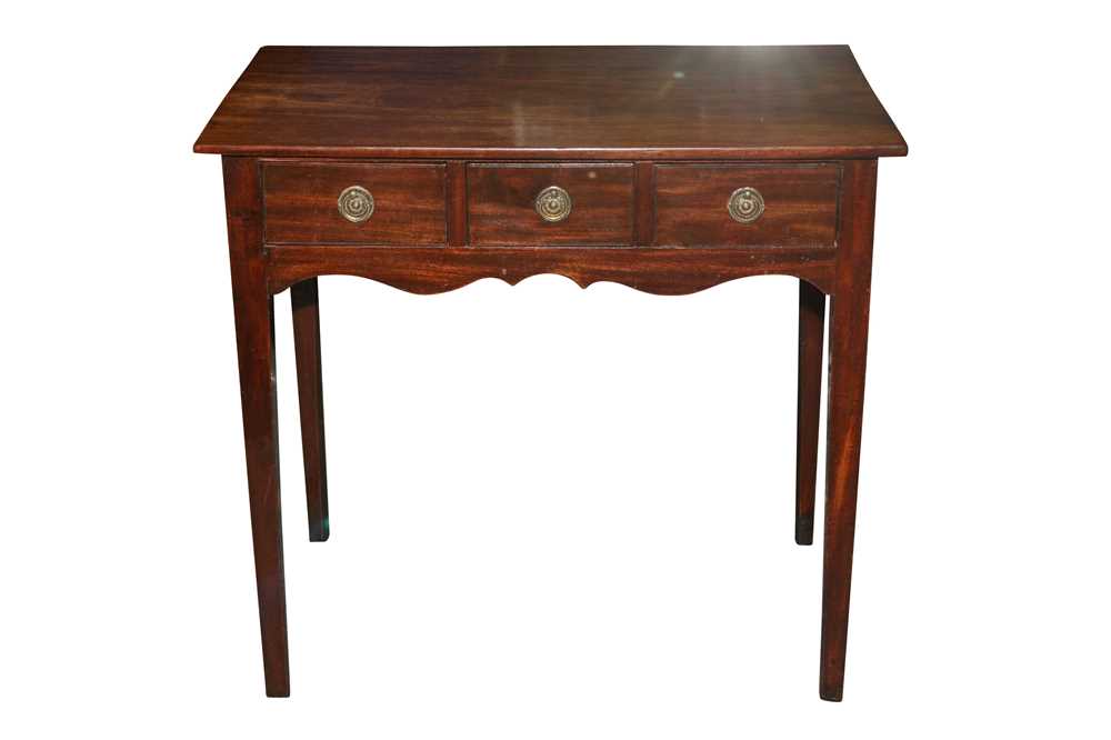 Lot 609 - A GEORGIAN MAHOGANY TABLE