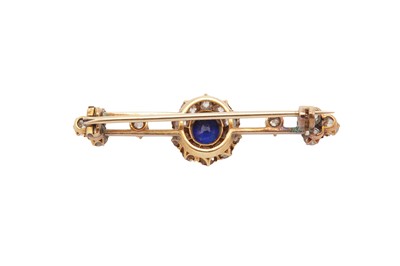 Lot 22 - A sapphire and diamond cluster bar brooch