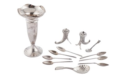 Lot 345 - A MIXED GROUP OF SILVER INCLUDING A GEORGE III CADDY SPOON, LONDON 1812 BY WILLIAM ELEY, FEARN AND CHAWNER