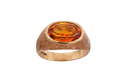 Lot 125 - An orange sapphire ring