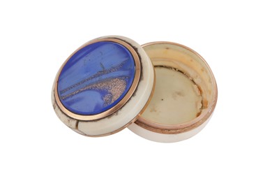 Lot 130 - AN EARLY 19TH CENTURY UNMARKED GOLD MOUNTED IVORY SNUFF BOX, SET WITH AVENTURINE GLASS AND PUDDING STONE