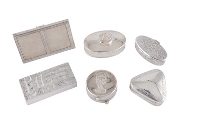 Lot 305 - A MIXED GROUP OF FIVE MODERN SMALL SILVER BOXES