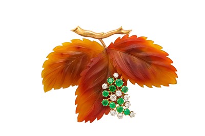 Lot 109 - An agate, emerald and diamond brooch