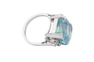 Lot 39 - An aquamarine and diamond  dress ring