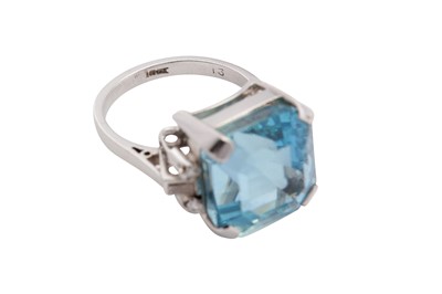 Lot 39 - An aquamarine and diamond  dress ring