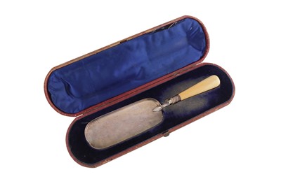 Lot 307 - A CASED VICTORIAN STERLING SILVER AND IVORY CRUMB SCOOP, LONDON 1870 BY FRANCIS HIGGINS