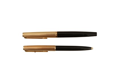 Lot 121 - A MONTBLANC 124 FOUNTAIN PEN, AND 184 LEVER BALLPOINT PEN SET