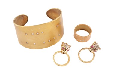 Lot 89 - A CUFF BRACELET AND RING SUITE TOGETHER WITH A PAIR OF EARRINGS