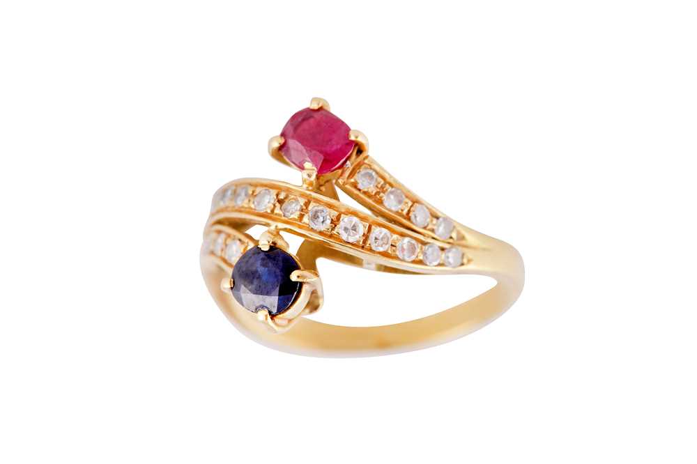 Lot 20 - A SAPPHIRE AND RUBY TOI ET MOI RING