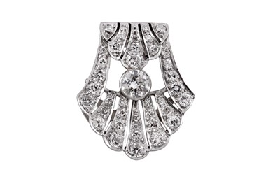Lot 18 - An Art Deco diamond clip