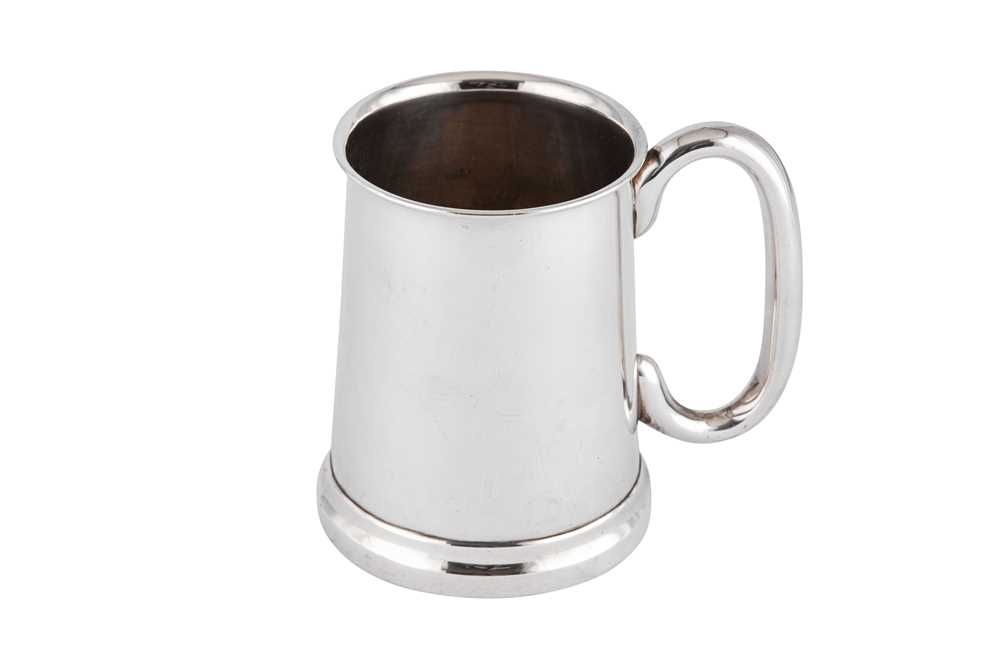 Lot 178 - A GEORGE VI STERLING SILVER PINT MUG, SHEFFIELD 1939 BY E. VINER