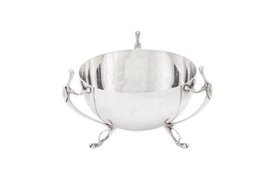 Lot 380 - An Edwardian sterling silver bowl, London 1907 by Charles Edwards