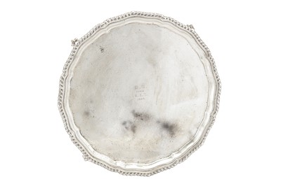 Lot 203 - A GEORGE V STERLING SILVER SALVER, LONDON 1918 BY JOSIAH WILLIAMS AND CO