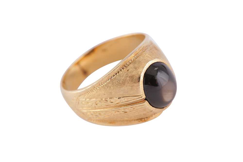 Lot 90 - A SIGNET RING