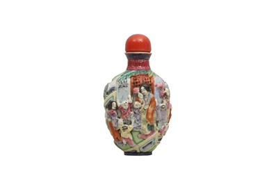 Lot 1123 - A CHINESE FAMILLE ROSE SNUFF BOTTLE