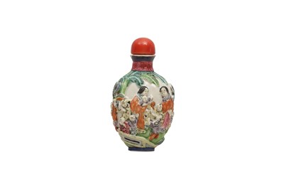 Lot 1123 - A CHINESE FAMILLE ROSE SNUFF BOTTLE