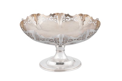 Lot 202 - A GEORGE V STERLING SILVER PEDESTAL FRUIT BOWL, SHEFFIELD 1931 BY HARRISON FISHER AND CO