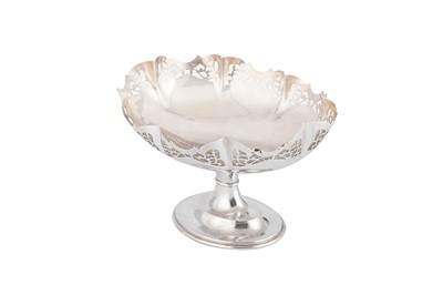 Lot 202 - A GEORGE V STERLING SILVER PEDESTAL FRUIT BOWL, SHEFFIELD 1931 BY HARRISON FISHER AND CO