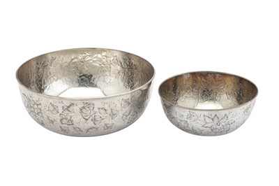 Lot 337 - A GRADUATED PAIR OF MODERN ITALIAN 800 STANDARD SILVER BOWLS, ALESSANDRIA BY ACQUI CORSO