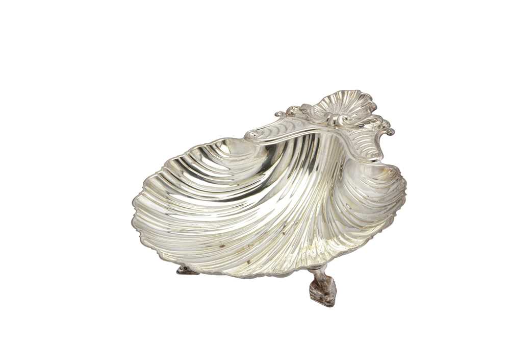Lot 374 - A LARGE 20TH CENTURY ITALIAN SILVER PLATED (EPNS) SHELL DISH