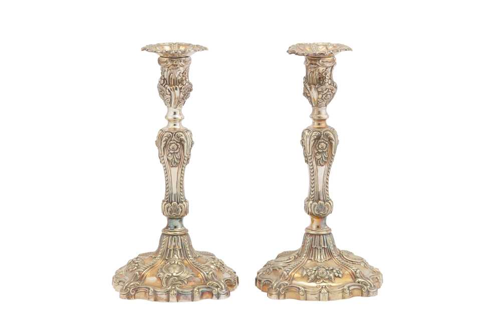 Lot 368 - A PAIR OF VICTORIAN SILVER PLATED (EPNS) CANDLESTICKS, SHEFFIELD OR BIRMINGHAM CIRCA 1860